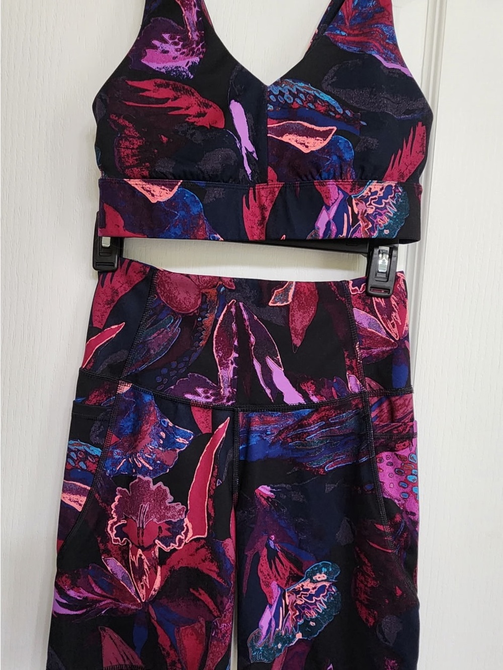 Women’s Black Floral Print Workout Set - Vibrant Pink & Purple
